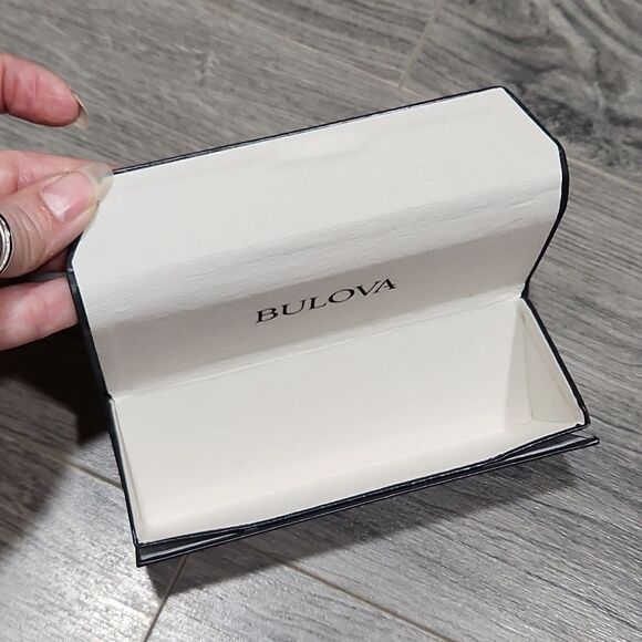 EUC Charcoal Gray Bulova Triangle Sunglasses Hard Case - Picture 4 of 4